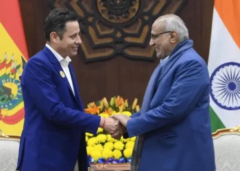 El vicepresidente Edmand Lara saluda a su homólogo indio Radhakrishnan. (Foto: Vicepresidencia)