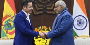 El vicepresidente Edmand Lara saluda a su homólogo indio Radhakrishnan. (Foto: Vicepresidencia)