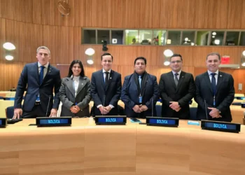 La delegación boliviana junto al representante supraestatal Bastian Giesse Rougcher. (Foto: Supraestatales Bolivia)