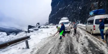 La caída de una intensa nevada en el sector de la Cumbre paralizó el tráfico vehicular. FOTO: ABC