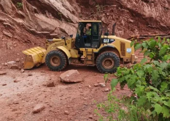Un tractor limpia la vía tras el deslizamiento de piedras y lodo. (Foto: ABC)