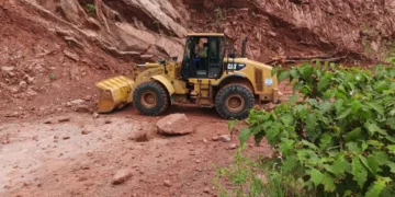 Un tractor limpia la vía tras el deslizamiento de piedras y lodo. (Foto: ABC)