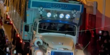 El camión 'Mi Socio' escoltó los restos de David Santalla hasta el Teatro Municipal Alberto Saavedra Pérez. FOTO: Secretaria Municipal de Culturas