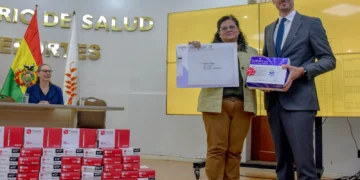 La Ministra de Salud, Marcela Flores, recibe del médico Steven Schuetz, una donación de insumos médicos. FOTO: Ministerio de Salud