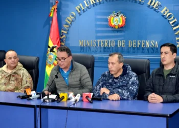 El ministro de Defensa, Marcelo Salinas, brinda una conferencia de prensa. (Foto: Defensa)