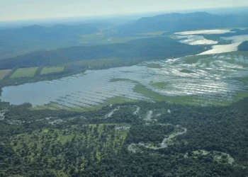 El agua cubrió el puente en su totalidad/Defensa Civil