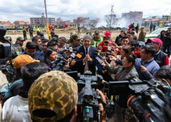 El viceministro Hernán Paredes brinda es entrevistado por la prensa. (Foto: Min. de Gobierno)