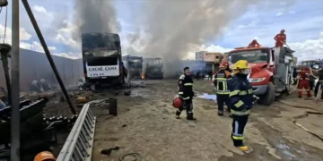 Un incendio de magnitud cerca de la nueva terminal de Oruro arrasó con al menos cinco buses de transporte interdepartamental. FOTO: Captura RRSS