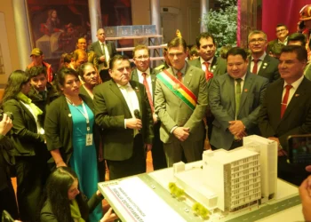 El fiscal general del Estado, Roger Mariaca y el presidente Rodrigo Paz en la presentación de la maqueta del nuevo edificio de la Fiscalía de Oruro. (Foto: Fiscalía)