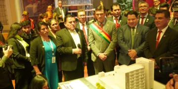 El fiscal general del Estado, Roger Mariaca y el presidente Rodrigo Paz en la presentación de la maqueta del nuevo edificio de la Fiscalía de Oruro. (Foto: Fiscalía)