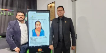 El fiscal departamental de La Paz, Carlos Torrez, junto a uno de los Tótems Informativos instalados. (Fotos: Fiscalía)