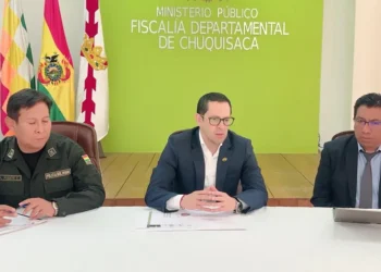 El fiscal departamental de Chuquisaca, Mauricio Nava, y los representantes de la Policía Bolivia y el TED de esa región. (Foto: Fiscalía General)