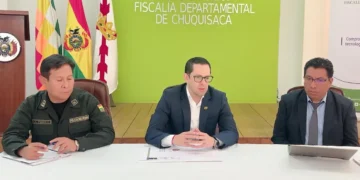 El fiscal departamental de Chuquisaca, Mauricio Nava, y los representantes de la Policía Bolivia y el TED de esa región. (Foto: Fiscalía General)