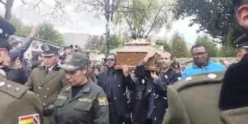 Los restos de David Santalla fueron enterrados en medio de aplausos, y lágrimas. FOTO: Captura Secretaría Municipal de Culturas