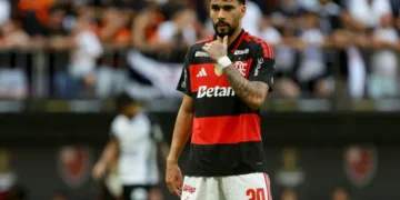 Lucas Paquetá reapareció en el Flamengo en la final de la Supercopa de Brasil ante el Corinthians, en el estadio Mané Garrincha. (FOTO: AFP)