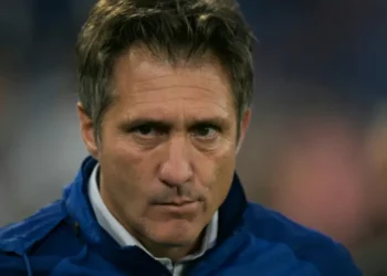 El entrenador de Vélez Sarsfield, Guillermo Barros Schelotto, durante el partido de ida de los cuartos de final de la Copa Libertadores entre Vélez Sarsfield y Racing. (FOTO: AFP)
