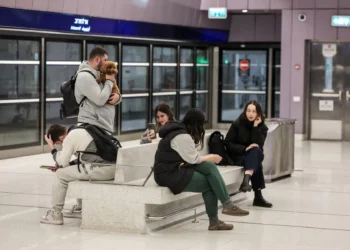 Habitantes de Tel Aviv se refugian en la estación de un metro por precaución