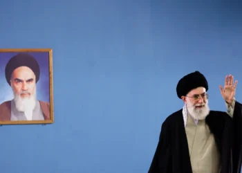Imagen de archivo de Jamenei junto a un retrato del primer ayatolá,  Ruhollah Jomeini