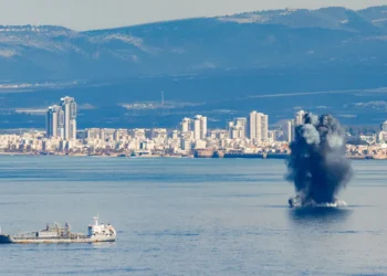 Un misil enviado por Irán explota en la bahía de Haifa, en Israel
