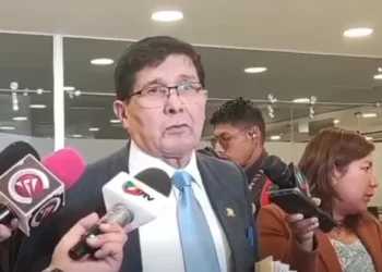 Senador José Sánchez (Libre) es entrevistado por la prensa.