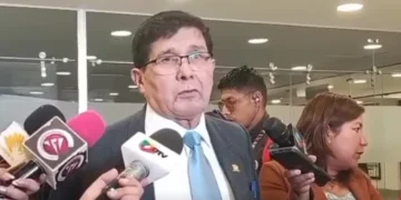 Senador José Sánchez (Libre) es entrevistado por la prensa.