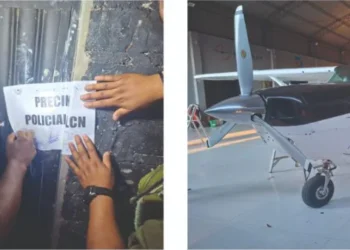 Agentes de la Policía precintan el hangar y las avionetas secuestradas. (Fotos: Sustancias Controladas).