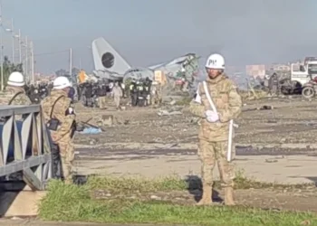 Militares resguardan el ingreso a predios del aeropuerto de El Alto.