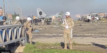 Militares resguardan el ingreso a predios del aeropuerto de El Alto.