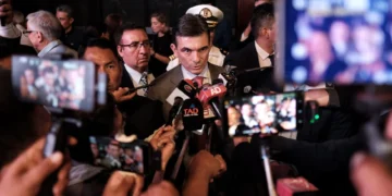 El presidente Rodrigo Paz es entrevistado en un evento en Tarija.
