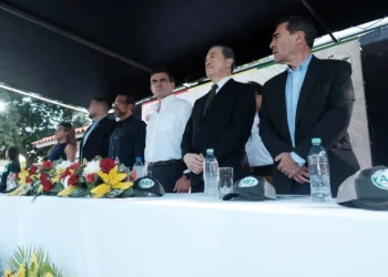 El presidente Rodrigo Paz en el acto de entrega de los carros bomberos y otros equipos donados por Japón para la lucha contra incendios.
Foto: Rodrigo Paz.