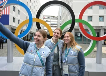 De izquierda a derecha Emma Nonnenmacher, Lea Berger y Elina Zilliox, de la selección francesa de hockey sobre hielo. (FOTO: AFP)