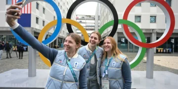 De izquierda a derecha Emma Nonnenmacher, Lea Berger y Elina Zilliox, de la selección francesa de hockey sobre hielo. (FOTO: AFP)