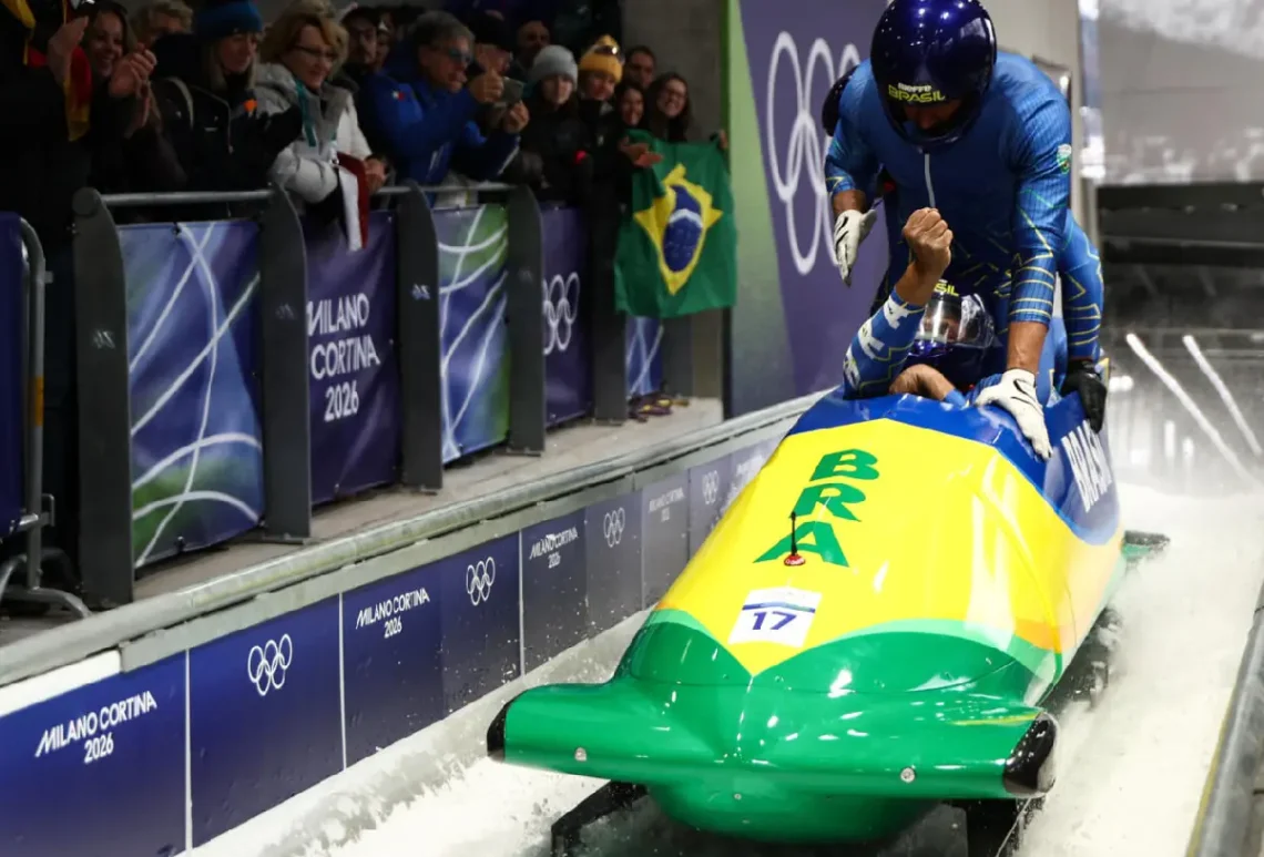 Edson Bindilatti como piloto (primera posición) en el bob a 4 durante la final masculina de esa prueba en el bobsleigh de los Juegos Olímpicos de Milán-Cortina. (FOTO: AFP)