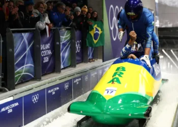 Edson Bindilatti como piloto (primera posición) en el bob a 4 durante la final masculina de esa prueba en el bobsleigh de los Juegos Olímpicos de Milán-Cortina. (FOTO: AFP)