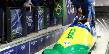Edson Bindilatti como piloto (primera posición) en el bob a 4 durante la final masculina de esa prueba en el bobsleigh de los Juegos Olímpicos de Milán-Cortina. (FOTO: AFP)