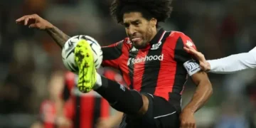 El defensa brasileño del Niza Dante despeja un balón ante el Brest. (FOTO: AFP)