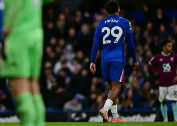 El defensa francés del Chelsea Wesley Fofana abandona el terreno de juego tras ser expulsado en el partido de la Premier League contra el Burnley. (FOTO: AFP)