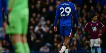 El defensa francés del Chelsea Wesley Fofana abandona el terreno de juego tras ser expulsado en el partido de la Premier League contra el Burnley. (FOTO: AFP)