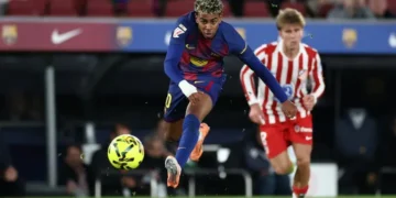 El delantero español del FC Barcelona Lamine Yamal remata a portería durante el partido de LaLiga FC Barcelona-Atlético de Madrid. (FOTO: AFP)