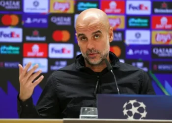 El entrenador español del Manchester City, Pep Guardiola, en rueda de prensa ante del choque contra el Manchester City. (FOTO: AFP)
