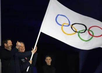 Entrega de bandera French Alps 2030. (FOTO: AFP)