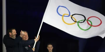 Entrega de bandera French Alps 2030. (FOTO: AFP)