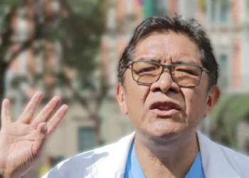 Fernando Romero, representante del sindicato médico del Hospital de la Mujer, denuncia recorte presupuestario en La Paz.