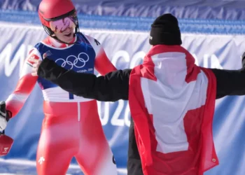 Franjo von Allmen recibe con los brazos abiertos a Tanguy Nef tras el eslalon de éste último en la combinada por equipos de los Juegos Olímpicos de Milán-Cortina. (FOTO: AFP)