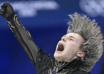 Ilia Malinin durante su programa libre de la prueba por equipos del patinaje artístico de los Juegos Olímpicos de Invierno de Milán-Cortina. (FOTO: AFP)