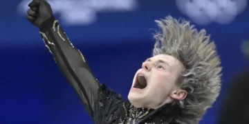 Ilia Malinin durante su programa libre de la prueba por equipos del patinaje artístico de los Juegos Olímpicos de Invierno de Milán-Cortina. (FOTO: AFP)