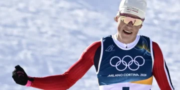 Johannes Klaebo festeja su oro olímpico en esquiatlón en los Juegos Olímpicos de Milán-Cortina. (FOTO: AFP)