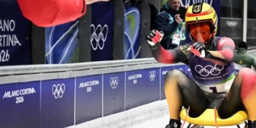 Julia Taubitz festeja con un miembro de su equipo tras terminar su participación en la prueba individual de luge, donde se colgó el oro. (FOTO: AFP)