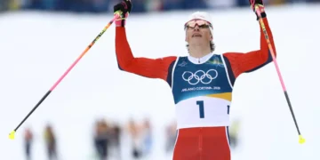 Johannes Klaebo tras ganar el esprint masculino del esquí de fondo de los Juegos Olímpicos de Invierno. (FOTO: AFP)