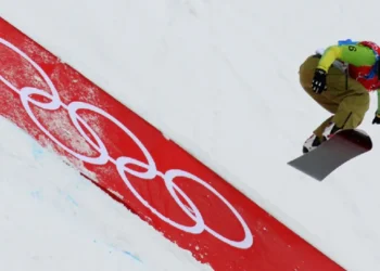 La brasileña Isabel Clark compite en la clasificación de los puestos 9º a 12º en el snowboard cross de los Juegos Olímpicos de Invierno de Turín 2006. (FOTO: AFP)
